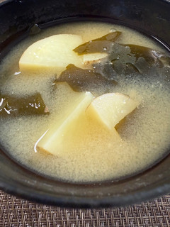 みんな大好きじゃがいもとわかめのお味噌汁-レシピのメイン写真
