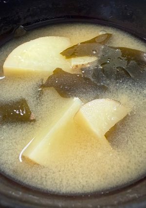みんな大好きじゃがいもとわかめのお味噌汁-レシピのメイン写真