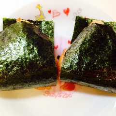 รูปของ 天かすとキムチとごま油で激ウマおにぎり！