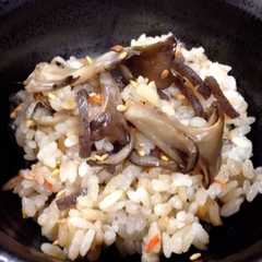 รูปของ バターでコクうま！舞茸ごはん