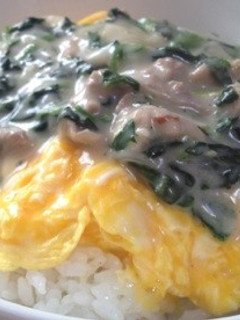 ほうれん草クリームのオムレツ丼-レシピのメイン写真