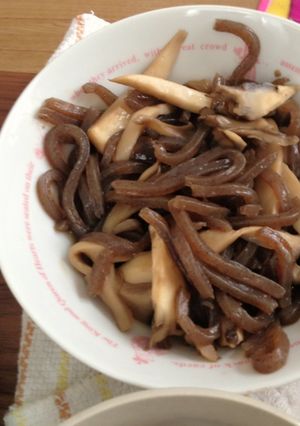 ピリ辛ヘルシー！キノコとこんにゃく炒め煮-レシピのメイン写真