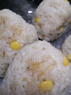 コーンの炊き込みご飯でおにぎり☆-レシピのメイン写真