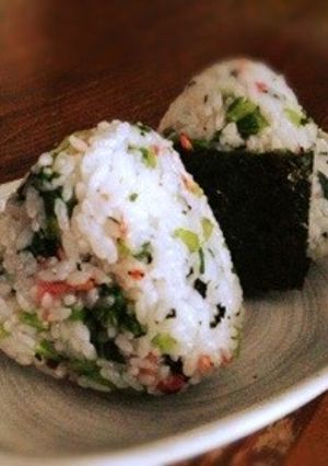 ふりかけに一手間♪青菜と小エビのおにぎり-レシピのメイン写真