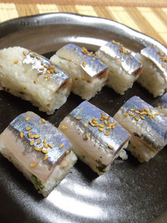 金ごまイリゴマでさんま棒寿司-レシピのメイン写真