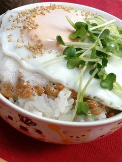 ピリ辛だし醤油タレ!納豆とろろ目玉焼き丼-レシピのメイン写真