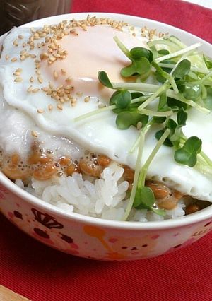 ピリ辛だし醤油タレ！納豆とろろ目玉焼き丼-レシピのメイン写真