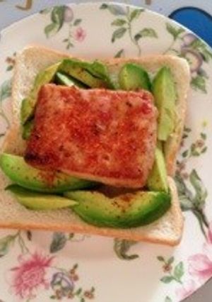 とりのステーキとアボカドのカフェブレッド-レシピのメイン写真