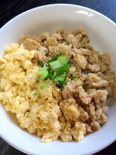 子供も大好き♡鶏そぼろの2色丼-レシピのメイン写真