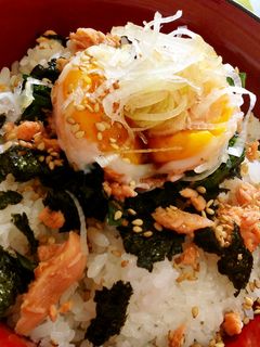 簡単ランチ❇︎温玉鮭丼-レシピのメイン写真