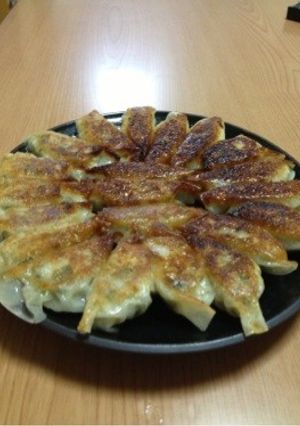 絶品！皮はパリッ中はジューシー餃子-レシピのメイン写真