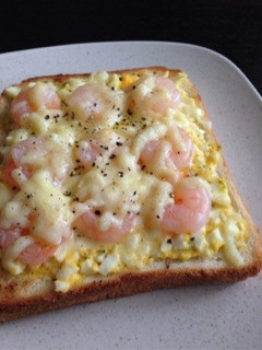 ちょっと豪華に!エビ卵サラダトースト-レシピのメイン写真
