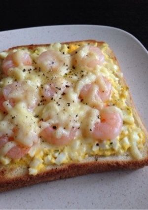 ちょっと豪華に！エビ卵サラダトースト-レシピのメイン写真