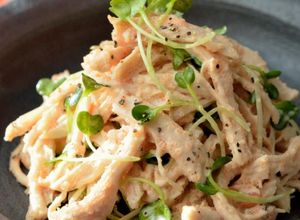 蒸し鶏とかいわれのサラダ*明太マヨわさび-レシピのメイン写真