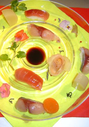 ガラス皿に盛った目にもおいしい寿司盛り！-レシピのメイン写真