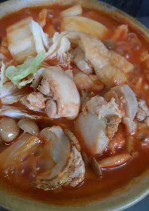 鶏肉と白菜入りトマト味の鍋焼きうどん-レシピのメイン写真