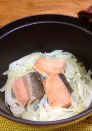 簡単☆銀鮭みそ漬け・玉ねぎの蒸し焼き-レシピのメイン写真