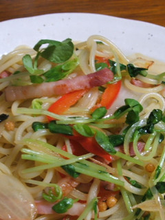 お茶漬けの素で★豆苗&ベーコンのパスタ-レシピのメイン写真
