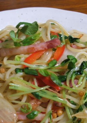 お茶漬けの素で★豆苗＆ベーコンのパスタ-レシピのメイン写真