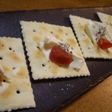 塩トマトとクリームチーズのクラッカーのせ