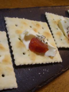 塩トマトとクリームチーズのクラッカーのせ-レシピのメイン写真