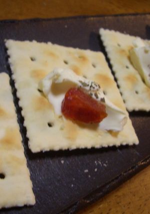 塩トマトとクリームチーズのクラッカーのせ-レシピのメイン写真