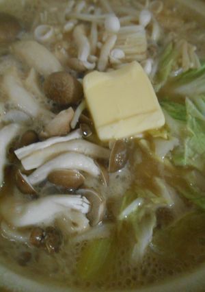 鶏肉と白菜の味噌煮込み鍋・バターのせ-レシピのメイン写真