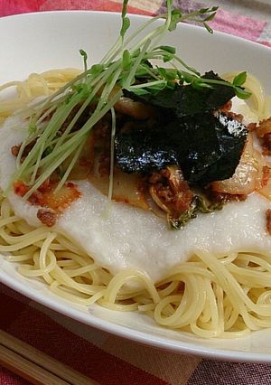 肉味噌そぼろで☆ピリ辛とろろパスタ-レシピのメイン写真
