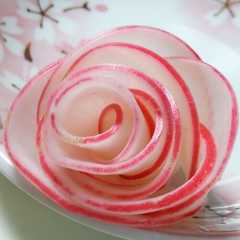 รูปของ 赤大根の甘酢漬けで華やかに♪薔薇