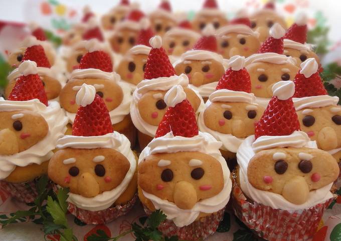 サンタカップケーキ☆ クリスマス by Hazuki88 【クックパッド】 簡単 