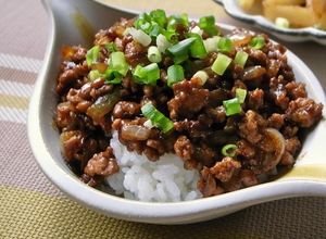 居酒屋で食べたピリ辛ひき肉納豆丼-レシピのメイン写真