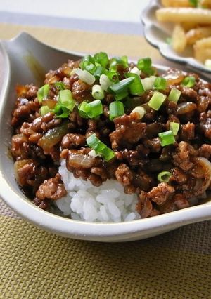 居酒屋で食べたピリ辛ひき肉納豆丼-レシピのメイン写真