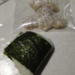 A picture of ズボラな冷凍ツナおにぎり♪.