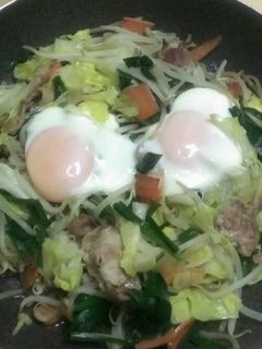 うちの野菜炒め☆目玉焼きが乗ってます-レシピのメイン写真