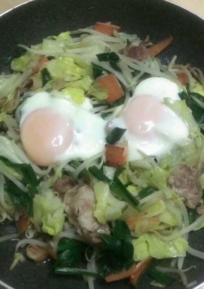 うちの野菜炒め☆目玉焼きが乗ってます-レシピのメイン写真
