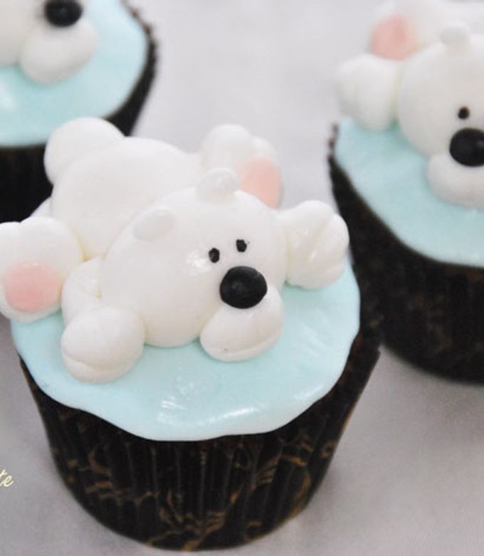 すってん…滑った白クマさんのカップケーキ by ねむねむごりちゃん