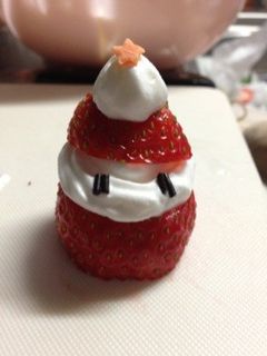イチゴと生クリームで簡単サンタ♡-レシピのメイン写真