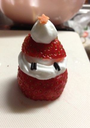 イチゴと生クリームで簡単サンタ♡-レシピのメイン写真