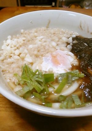 とろろ昆布と天かす月見うどん-レシピのメイン写真
