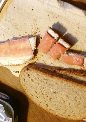 ドイツ風軽食♡ライ麦パンにクリチ&生ハム-レシピのメイン写真