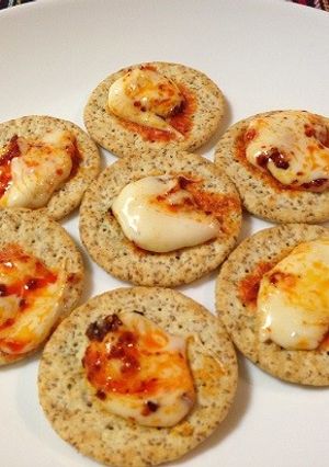 簡単おつまみ☆食る辣油とチーズのカナッペ-レシピのメイン写真