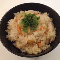 รูปของ 鮭のアラで鮭ご飯♡節約料理