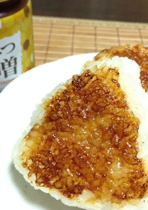 夜食にぴったり♪はちみつ味噌の焼おにぎり-レシピのメイン写真
