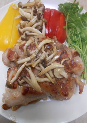 鶏もも肉としめじソテーニンニクソースかけ-レシピのメイン写真