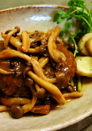 きのこたっぷり！ビッグな煮込みハンバーグ-レシピのメイン写真