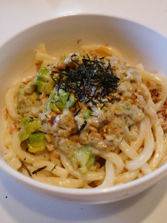 納豆とアボカドのクリーミーうどん-レシピのメイン写真