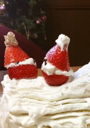 イチゴのサンタのブッシュドノエル-レシピのメイン写真
