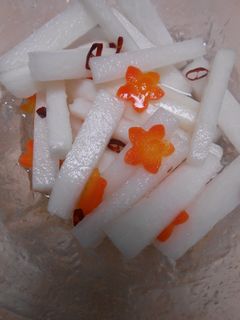 大根の甘酢漬け・正月花飾り-レシピのメイン写真