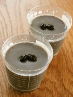 黒豆でリメイク!とろとろ~黒豆豆乳プリン-レシピのメイン写真