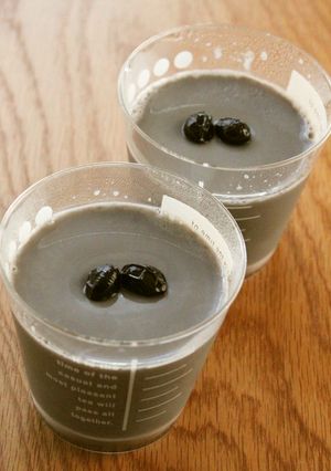 黒豆でリメイク！とろとろ～黒豆豆乳プリン-レシピのメイン写真